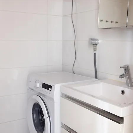 Poista 2ndhomes Modern 1br With Balcony By The Station